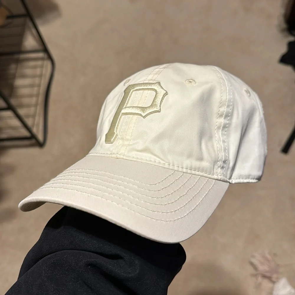 MLB Pirates hat - Picture 3 of 8